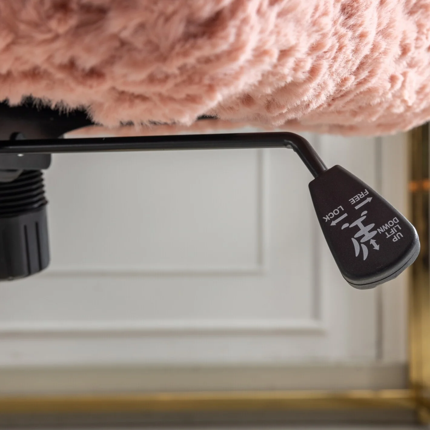 Furniture Office Chair,  Artificial Rabbit Hair Makeup Vanity Chair Chair, 360 Comfy Swivel Armchair with Wheels, Modern Height Adjustable Cute Vanity Chair for Living Room Small Spaces Pink